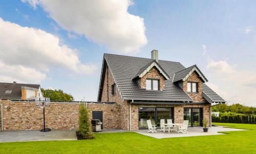 Einfamilienhaus mit Doppelgarage Eindeckung mit Rheinland in anthrazit Zinkarbeiten und eckiger Rinne
